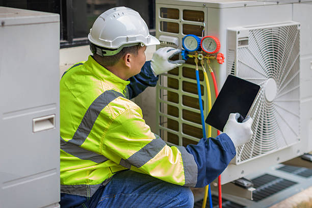 Professional Hvac technician working in Bowling Green, VA